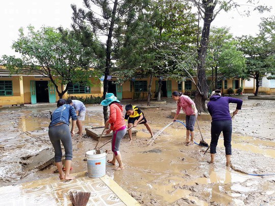 Cứu trợ lũ lụt: Sao cứ là mì tôm, nước mắm? - Ảnh 2. Cứu trợ lũ lụt: Sao cứ là mì tôm, nước mắm? - Ảnh 2.