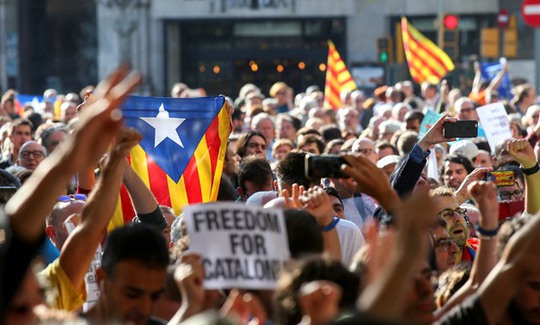 Chính phủ Tây Ban Nha dịu giọng với người xứ Catalonia - Ảnh 1.