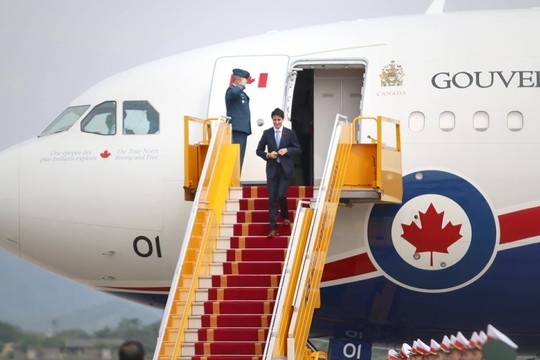 Chuyên cơ chở Thủ tướng Canada Justin Trudeau tới Hà Nội - Ảnh 6.