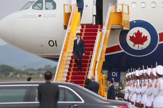 Chuyên cơ chở Thủ tướng Canada Justin Trudeau tới Hà Nội - Ảnh 7.