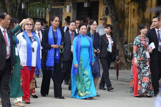 APEC 2017: Phu nhân các nhà lãnh đạo thích thú thăm Hội An - Ảnh 1.