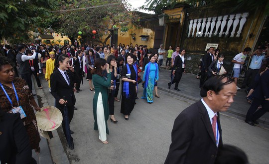 APEC 2017: Phu nhân các nhà lãnh đạo thích thú thăm Hội An - Ảnh 6.
