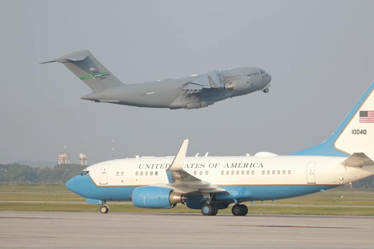 Tổng thống Mỹ Donald Trump giơ tay vẫy chào khi tới Hà Nội - Ảnh 5. Tổng thống Mỹ Donald Trump giơ tay vẫy chào khi tới Hà Nội - Ảnh 5.