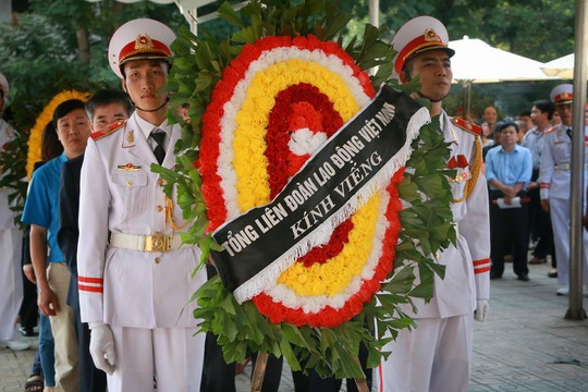 Tổng Bí thư gửi vòng hoa viếng cụ Hoàng Thị Minh Hồ - Ảnh 7. Tổng Bí thư gửi vòng hoa viếng cụ Hoàng Thị Minh Hồ - Ảnh 7.
