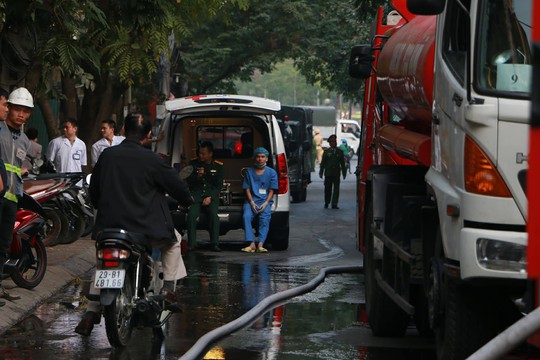 Cháy lớn quán cà phê tại quận Ba Đình - Ảnh 4. Cháy lớn quán cà phê tại quận Ba Đình - Ảnh 4.