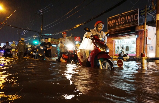 CSGT dầm mưa giúp dân qua đoạn ngập ở Sài Gòn - Ảnh 5.