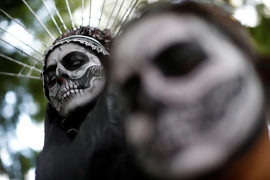 Kinh dị “bộ xương” diễu hành trong lễ hội người chết ở Mexico - Ảnh 3.
