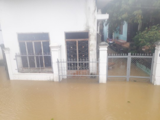 Làng mạc Quảng Nam ngập chìm trong nước, thủy điện vẫn xả lũ - Ảnh 8.