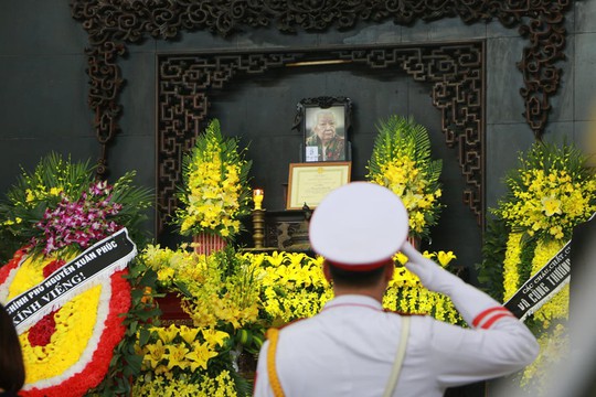 Tổng Bí thư gửi vòng hoa viếng cụ Hoàng Thị Minh Hồ - Ảnh 1. Tổng Bí thư gửi vòng hoa viếng cụ Hoàng Thị Minh Hồ - Ảnh 1.