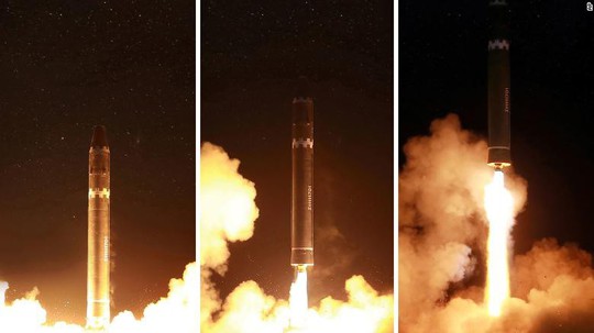 Ông Kim Jong-un như người tí hon bên cạnh tên lửa mới - Ảnh 4.