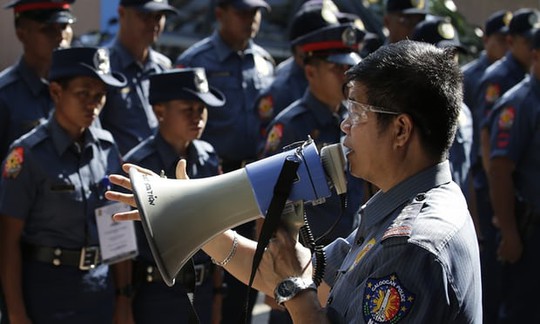 Philippines giải thể toàn bộ lực lượng cảnh sát một thành phố - Ảnh 1.
