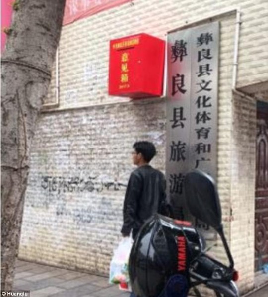 
Chính quyền huyện Nghi Lương bị cư dân mạng gièm pha vì lắp đặt hộp thư góp ý cao 2 mét so với mặt đất. Ảnh: Huanqiu

