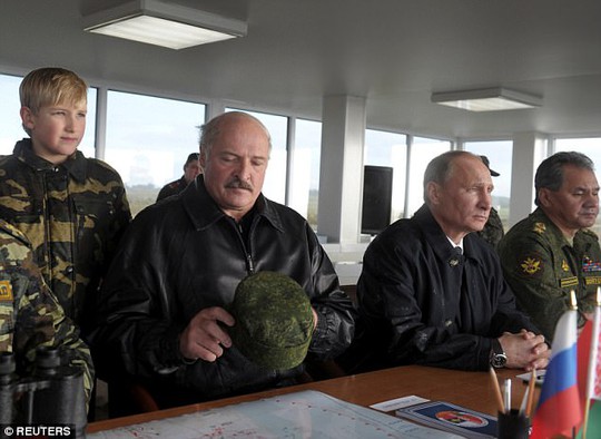 
Tổng thống Nga Vladimir Putin trong một chuyến thăm và làm việc tại căn cứ không quân Kaliningrad. Ảnh: Reuters

