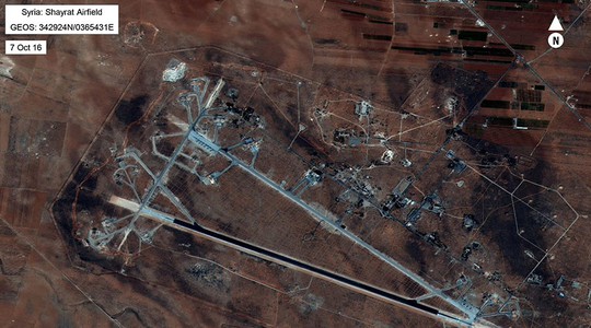 Ảnh chụp căn cứ không quân Al-Shayrat ở tỉnh Homs – Syria hôm 6-4. Ảnh: REUTERS