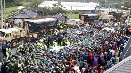 Hàn Quốc: Phản đối THAAD, hàng chục người bị thương - Ảnh 1.