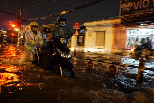 CSGT dầm mưa giúp dân qua đoạn ngập ở Sài Gòn - Ảnh 6.