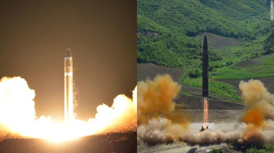 Ông Kim Jong-un như người tí hon bên cạnh tên lửa mới - Ảnh 3.