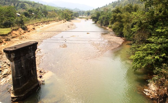 
Sông Trầu (sông Trà) tại đoạn hạ lưu Nhà máy Thủy điện Đăk Mi 4 gần như cạn hẳn vì thủy điện dừng phát điện
