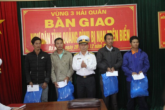 Kịp thời cứu 4 ngư dân Quảng Bình bị chìm tàu trên biển - Ảnh 1.