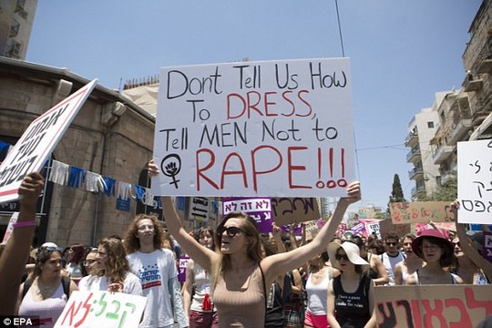 Phụ nữ Israel ngực trần phản đối nạn cưỡng hiếp - Ảnh 2.