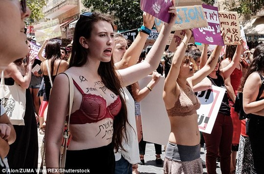 Phụ nữ Israel ngực trần phản đối nạn cưỡng hiếp - Ảnh 4.