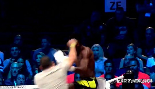 Võ sĩ bị vây đánh sau màn hạ knock-out tàn nhẫn - Ảnh 3. Võ sĩ bị vây đánh sau màn hạ knock-out tàn nhẫn - Ảnh 3.