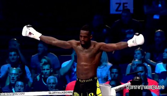 Võ sĩ bị vây đánh sau màn hạ knock-out tàn nhẫn - Ảnh 2. Võ sĩ bị vây đánh sau màn hạ knock-out tàn nhẫn - Ảnh 2.