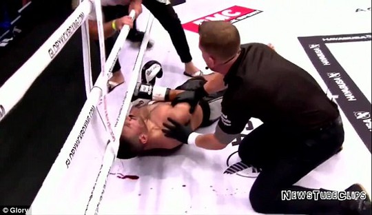 Võ sĩ bị vây đánh sau màn hạ knock-out tàn nhẫn - Ảnh 1. Võ sĩ bị vây đánh sau màn hạ knock-out tàn nhẫn - Ảnh 1.