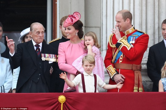 2 con của Hoàng tử William gây sốt tại sinh nhật Nữ hoàng Anh - Ảnh 3.