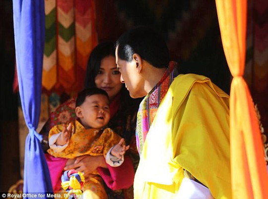 Hóa thân thành bác sĩ, hoàng tử nhí Bhutan “đốn tim” cư dân mạng - Ảnh 2.