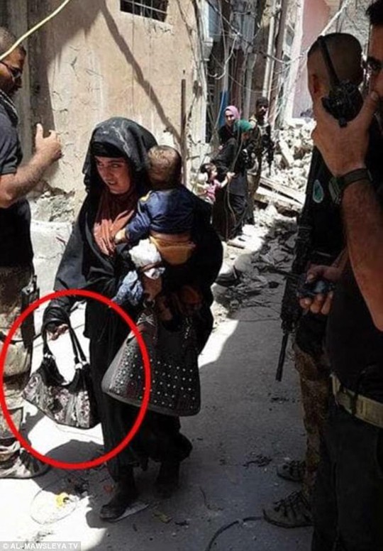 Rợn người hình ảnh mẹ IS ôm con đánh bom tự sát - Ảnh 1.