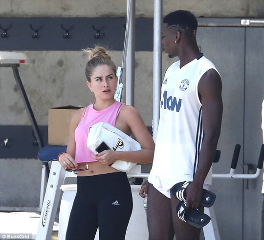 Người đẹp tóc vàng bí ẩn của Pogba ở Mỹ - Ảnh 1. Người đẹp tóc vàng bí ẩn của Pogba ở Mỹ - Ảnh 1.