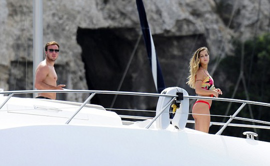 Mừng khỏi bệnh, Mario Gotze đưa người đẹp du hí - Ảnh 2. Mừng khỏi bệnh, Mario Gotze đưa người đẹp du hí - Ảnh 2.