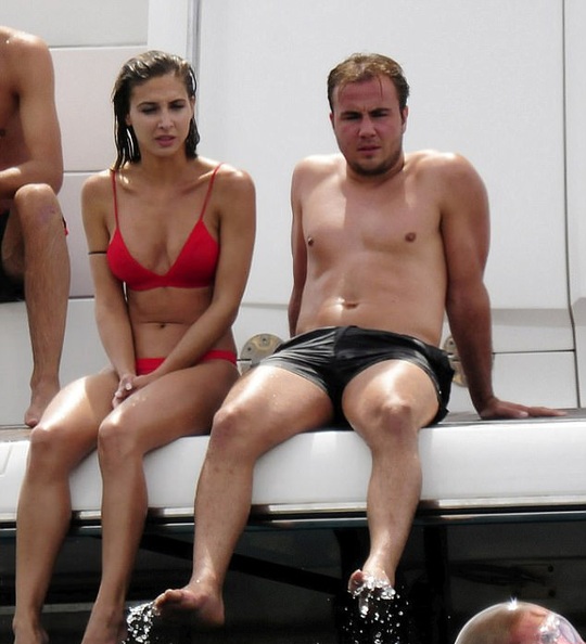 Mừng khỏi bệnh, Mario Gotze đưa người đẹp du hí - Ảnh 1. Mừng khỏi bệnh, Mario Gotze đưa người đẹp du hí - Ảnh 1.