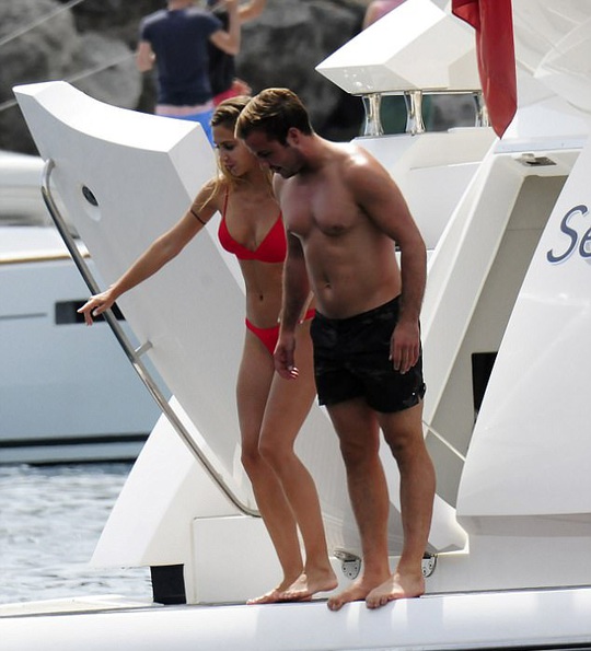 Mừng khỏi bệnh, Mario Gotze đưa người đẹp du hí - Ảnh 4. Mừng khỏi bệnh, Mario Gotze đưa người đẹp du hí - Ảnh 4.