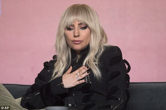 Lady Gaga kín đáo vẫn quái dị trên thảm đỏ - Ảnh 9.