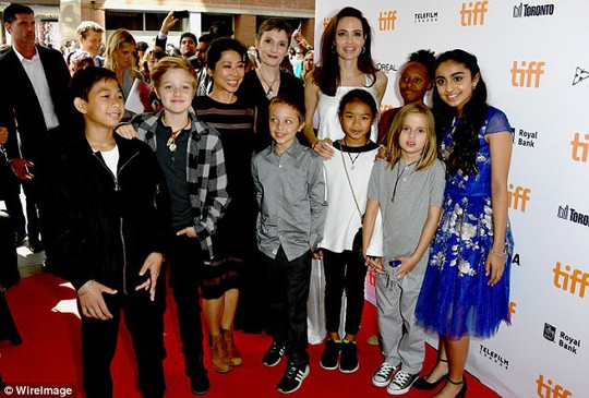 Angelina Jolie rạng ngời cùng các con trên thảm đỏ - Ảnh 12.