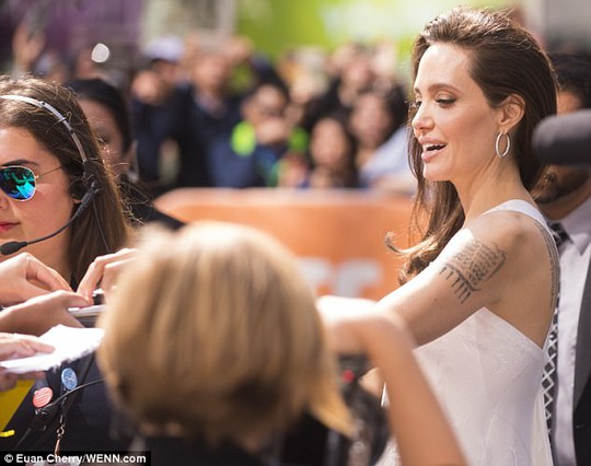 Angelina Jolie rạng ngời cùng các con trên thảm đỏ - Ảnh 9.