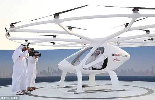 Hoàng tử UAE trải nghiệm taxi bay không người lái đầu tiên - Ảnh 1.