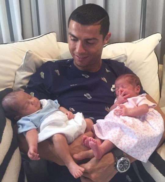 Ronaldo lần đầu có con không do thuê đẻ - Ảnh 2.