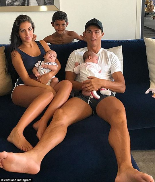 Ronaldo lần đầu có con không do thuê đẻ - Ảnh 3.