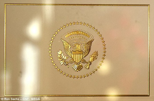 Cháu nội Tổng thống Trump vất vả trong phòng Bầu dục - Ảnh 3.