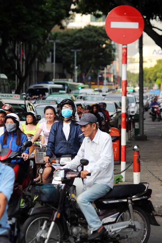 Giao thông hỗn loạn ở trung tâm TP HCM chiều cuối tuần