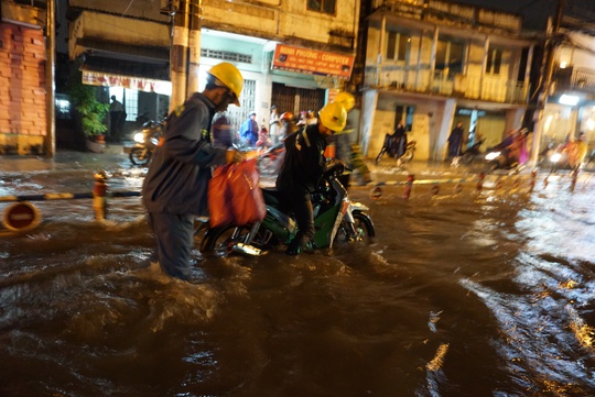 CSGT dầm mưa giúp dân qua đoạn ngập ở Sài Gòn - Ảnh 3.