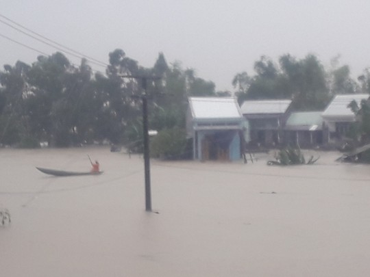 Làng mạc Quảng Nam ngập chìm trong nước, thủy điện vẫn xả lũ - Ảnh 2.