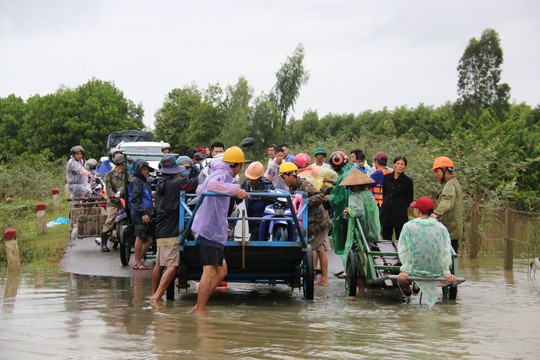 Người dân Quảng Nam dùng xe bò chở xe máy vượt lũ - Ảnh 11.