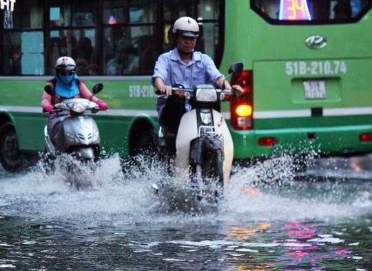 TP HCM: Không mưa, người dân vẫn lội nước đen về nhà