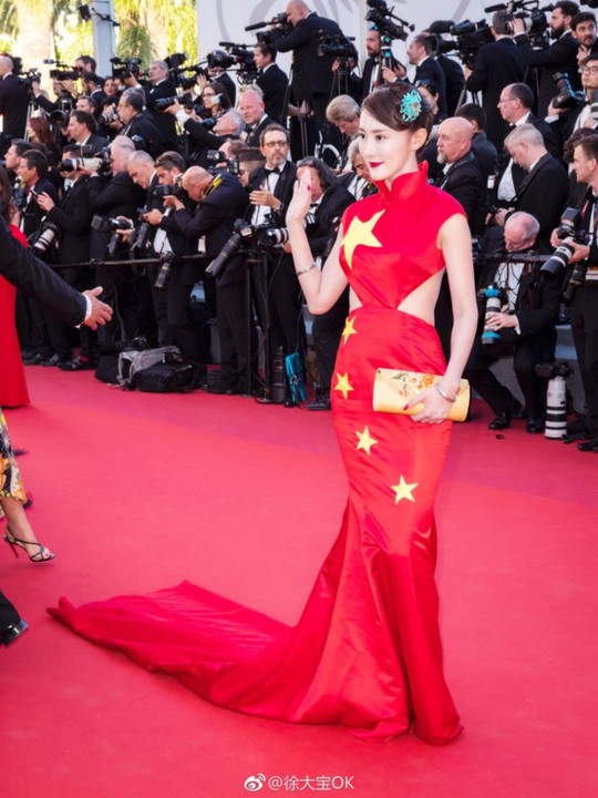 Nữ diễn viên xin lỗi vì diện đầm quốc kỳ tại Cannes - Ảnh 2.