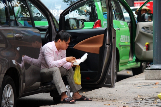 Vỉa hè quận 1 như chưa có những đợt ra quân! - Ảnh 8.