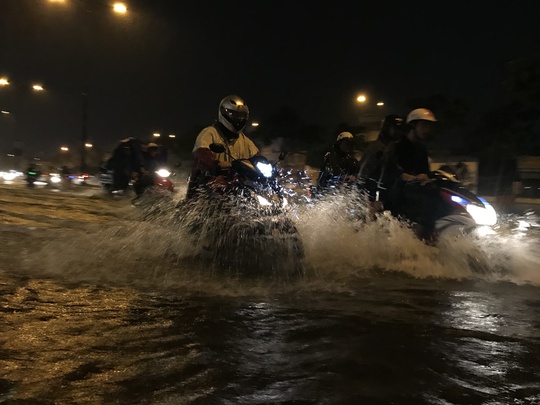 CSGT dầm mưa giúp dân qua đoạn ngập ở Sài Gòn - Ảnh 9.